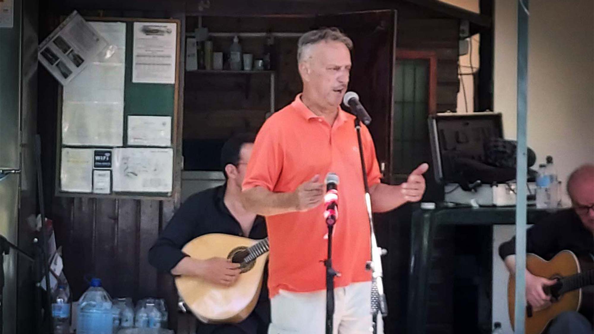 Tarde animada com o humorista Nani Nadais e os seus músicos